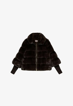 Chaqueta de piel sintética marrón con cremallera frontal, cuello y puños de punto acanalado. Presenta un diseño acolchado y una superficie texturizada y suave.