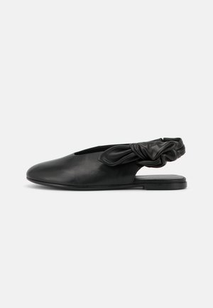 Μαύρο φλατ παπούτσι slingback με στρογγυλεμένη μύτη και πτυχωτή λεπτομέρεια φιόγκου στο ελαστικό λουράκι της φτέρνας.