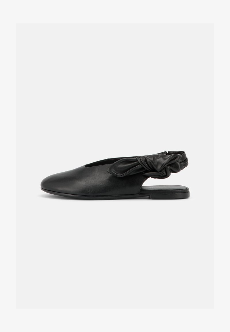 Μαύρο φλατ παπούτσι slingback με στρογγυλεμένη μύτη και πτυχωτή λεπτομέρεια φιόγκου στο ελαστικό λουράκι της φτέρνας.