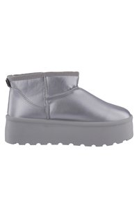 Stivaletto argento realizzato in materiale lucido, con suola testurizzata, punta arrotondata e bordino elastico all'apertura. Suola piatta.