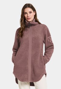 Fleecejakke i dæmpet mauve med høj krave, fuld lynlås, sidelommer og kontrastbånd. Blødt, struktureret stof med en afslappet pasform.
