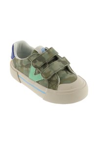 Sneaker in tela verde mimetica con strappi in velcro, punta arrotondata e suola in gomma bianca che presenta accenti azzurri e arancioni.