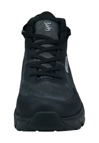 Schwarze Wanderschuhe mit einem strukturierten Mesh-Obermaterial, verstärkter Zehenkappe und robustem schwarzen Gummisohle. Mit schwarzen Schnürsenkeln und Branding-Details.