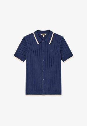 Marineblaues, kurzärmeliges, geripptes Strickshirt mit beigen Besätzen am Kragen, an den Bündchen und am Saum, vorn mit Knöpfen und einem kleinen, gestickten Logo.