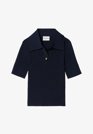 Polo blu navy a maniche corte con texture a costine, colletto ampio e chiusura con un singolo bottone dorato al collo.