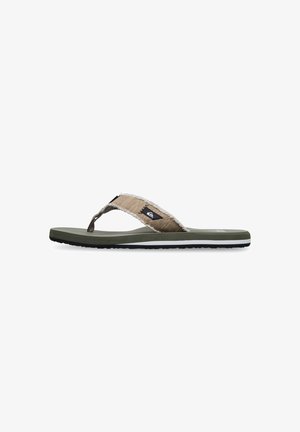 Flip-flops med læderrem i tan-farve og grøn gummisål, med en hvid accentstribe og et logo-patch på remmen.