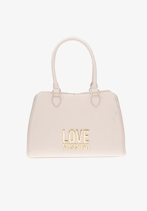 Bolso de mano color beige claro con un diseño estructurado, herrajes dorados y el logo emblema "LOVE MOSCHINO" en relieve. Cuenta con asas dobles y cierre de cremallera.