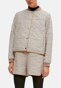 comma casual identity Bomberjacks - sand