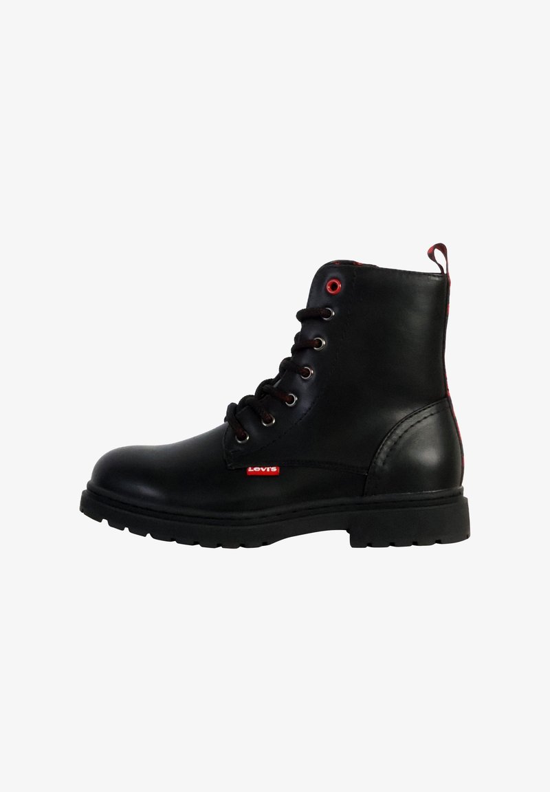 Boots en cuir noir à la cheville avec des accents rouges, bout rond, design à six œillets avec lacets, semelle en caoutchouc texturé et une languette au talon.