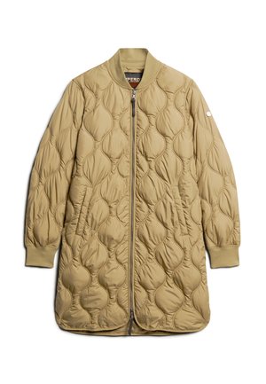 Varm beige jakke med quiltet design, lynlåslukning, ribbede manchetter og rundet kant. Den har et struktureret mønster og et logo som accent på ærmet.