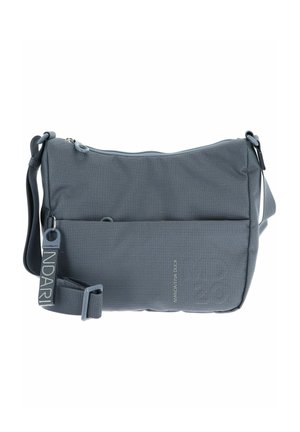 Sac en bandoulière en tissu gris foncé avec une surface texturée, fermeture à glissière, sangle réglable et poche avant. Détails du logo.