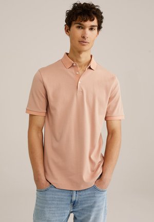 Korte mouw polo shirt in pastelroze, met een subtiel geometrisch patroon, een twee-knops knoopsluiting en een geribbelde kraag. Draag het met lichtblauwe jeans.