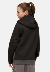 Zwarte hoodie met een ruime pasvorm en een grote capuchon. Gemaakt van zachte stof, met een grijze onderband en DRYCELL-logo.