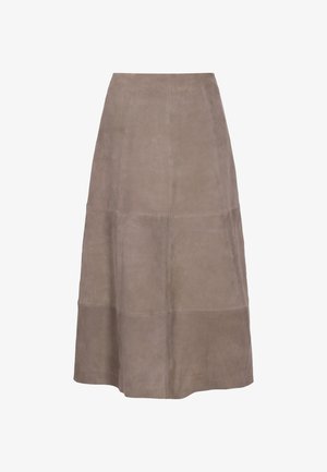 Ruskea mokkiahame, jossa on levenevä siluetti. Varustettu paneeliosilla ja sileällä texturella. Keskipitkä malli, joka sopii erilaisiin tilaisuuksiin.