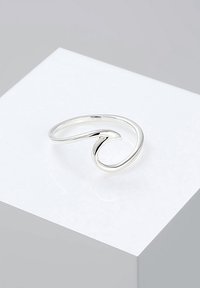 Silberner Ring mit einem fließenden, wellenartigen Design. Mit einer polierten Oberfläche und einem offenen Band, das sich elegant krümmt und einen minimalistischen Stil zeigt.
