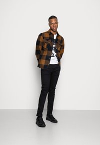 Jack & Jones PREMIUM JPRBLAHENDRIX LICENSE TEE CREW NECK - T-shirt estampada - white