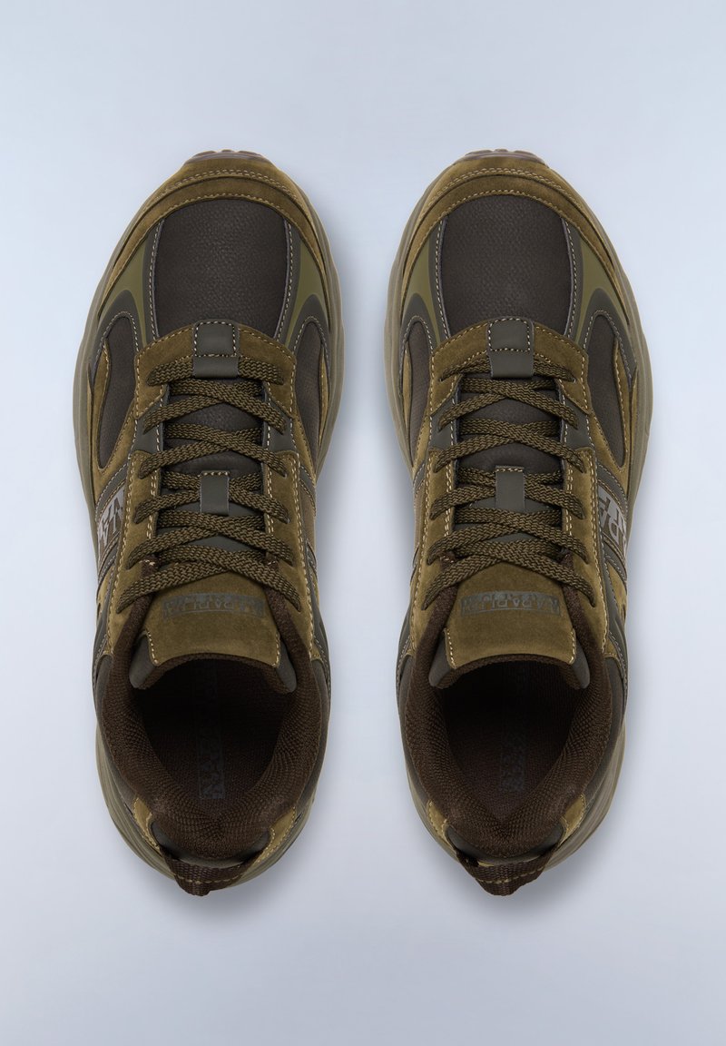 Braune Sportschuhe mit einem Obermaterial aus strukturiertem Leder und Wildleder, ausgestattet mit verstärkten Ösen, kontrastierenden dunklen Schnürsenkeln und einer Gummisohle.