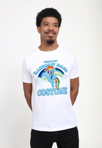 Bílý bavln�ěný tričko s barevným potiskem kreslené poníka, textem "TOHLE JE MŮJ KOSTÝM RAINBOW DASH" a duhovými akcenty.