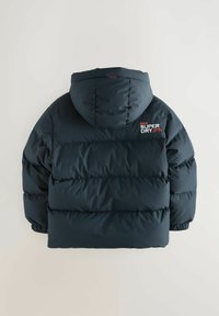 Tmavomodrá vypchatá bunda s kapucňou, s prešívanými časťami, elastickými manžetami a logom "SUPERDRY" na chrbte v červenej a bielej farbe.