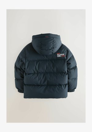 Donkerblauwe pufferjack met een capuchon, met doorgestikte secties, elastische manchetten en het "SUPERDRY" logo op de achterkant in rood en wit.