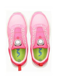 Scarpe da ginnastica di un brillante colore rosa con tomaia in rete, sistema di allacciatura integrato, rotella per la regolazione della vestibilità e soletti verdi.