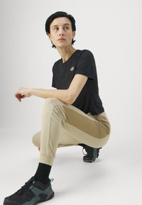 The North Face PANT - Treniņtērpa apakšdaļas - granite sand/kelp tan