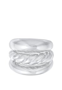 Anello in argento che presenta tre bande intrecciate, tra cui una banda liscia e lucida e un design a corda attorcigliata. Superficie riflettente e bordi arrotondati.