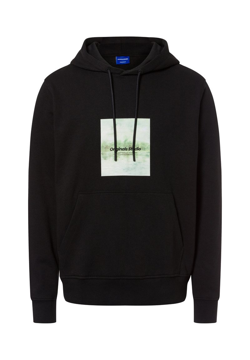 Sudadera negra de tejido suave con un bolsillo frontal y cordones. El diseño mostrado es un cuadrado verde claro con el texto "Originals Studio".