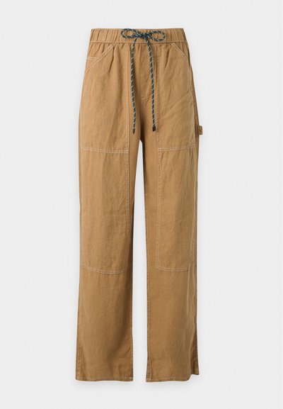 Pantalon droit marron clair avec taille élastique et cordon foncé, poches avant et coutures visibles.