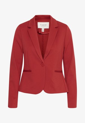 Blazer ajustado rojo hecho de una tela suave, con cuello de muesca, cierre de un solo botón y dos bolsillos frontales con sutiles acentos de costura.
