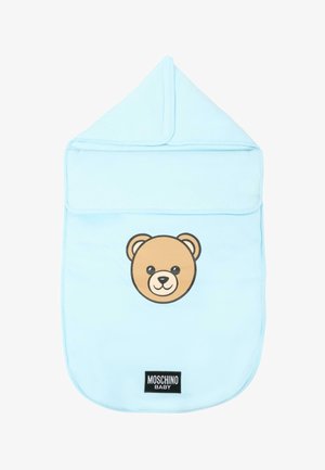 Pampers baby blu chiaro con cappuccio che presenta un volto di orsetto in stile cartone animato, contorno nero e un'etichetta del marchio nera in basso. Texture del tessuto morbida.