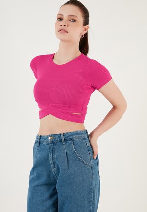 SLIM FIT  - T-shirt med print - fuchsia