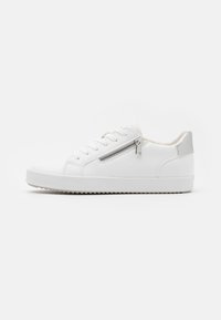 Sneaker in pelle bianca con profilo basso, dotato di lacci e una cerniera laterale. Accenti argentati sul tallone e suola testurizzata.