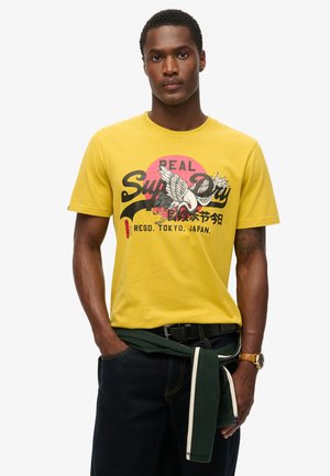 TOKYO GRAPHIC - Print T-shirt - oil yellow