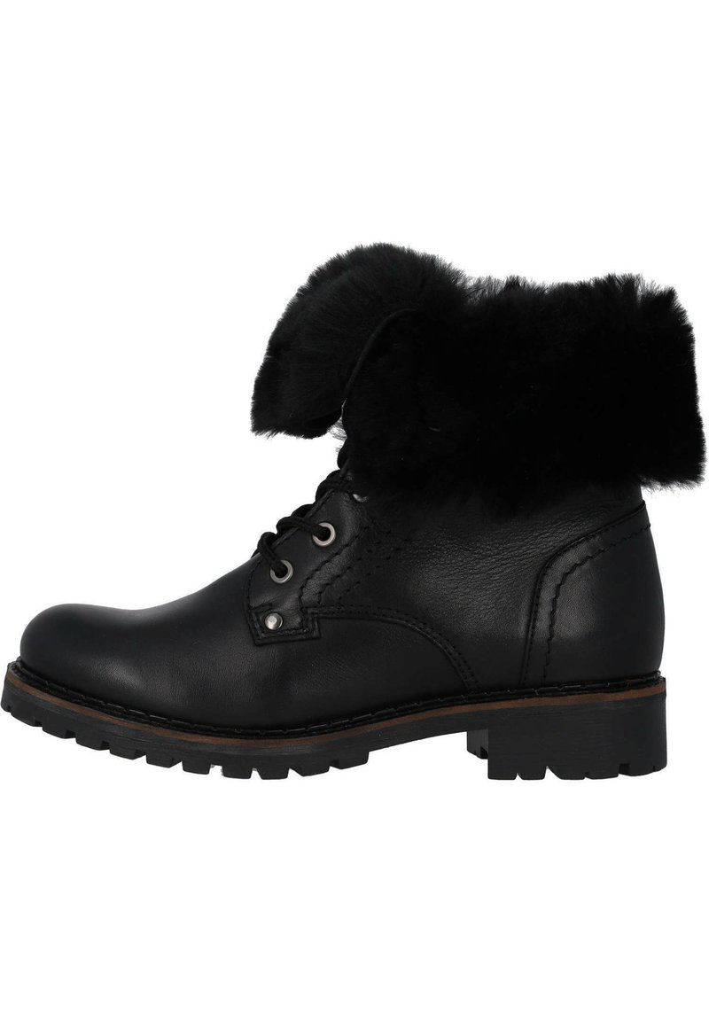 Svart läderstövel med fuskpälskant, rund tå, snörning med metallöglor, kontrasterande brun sula och texturerat mönster på sula.