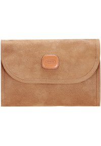 Portafoglio in pelle tan con superficie testurizzata, pattina pieghevole e un'applicazione in pelle marrone con un logo in rilievo.