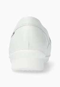 Chaussure en cuir blanc au design bas, avec un léger talon, un détail de couture à l'arrière et une finition texturée sur le dessus.