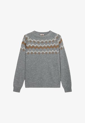 Suéter gris con cuello redondo, mangas largas y un diseño estampado con líneas en zigzag en tonos marrón, blanco y acentos de pequeños brillantes.