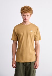 New Balance ESSENTIALS - Basic T-shirt - brown