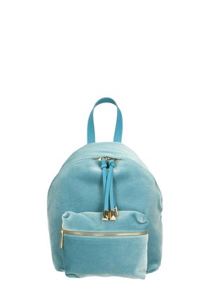 Zaino in tela azzurro chiaro con una forma arrotondata, dotato di una tasca frontale con zip, due zip e due spallacci. Dettagli in metallo dorato.