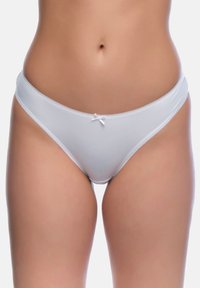 Mutande in cotone bianco con un design a vita bassa, dotate di un piccolo dettaglio in raso a forma di fiocco al centro anteriore e una delicata rifinitura picot lungo i bordi.