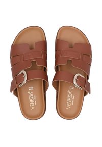 Braune Leder-Slidesandalen mit zwei breiten Riemen, von denen einer mit einer silbernen Schnalle versehen ist. Strukturiere Oberfläche mit geprägtem Markennamen "Venezia." Flache Sohle.