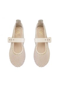 Ballerines beige clair avec une tige en mesh texturé ornée de sequins colorés, un orteil fermé et une sangle blanche ajustable autour de la cheville.