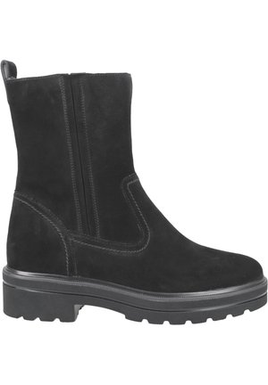 Zwarte suède enkellaars met een aantreklipje, elastische zijkanten, gestikte accenten en een stevige rubberen zool voor grip. Glad oppervlak.