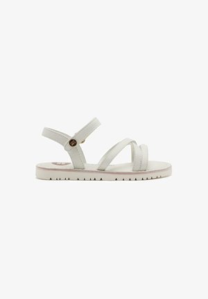 Sandal gris claro con correas cruzadas y un acento de logo circular. Suela plana con un borde texturizado y correa de tobillo ajustable para un mejor ajuste.