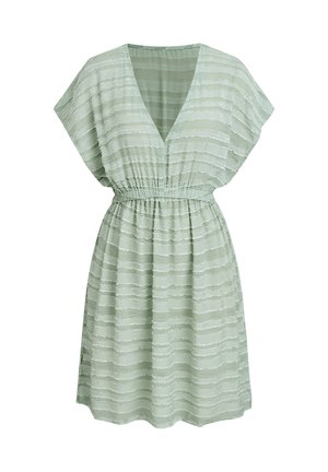 Jasnozielona sukienka z dekoltem w serek i krótkimi rękawami, ozdobiona poziomymi teksturowanymi paskami oraz elastycznym paskiem w talii podkreślającym kształt.
