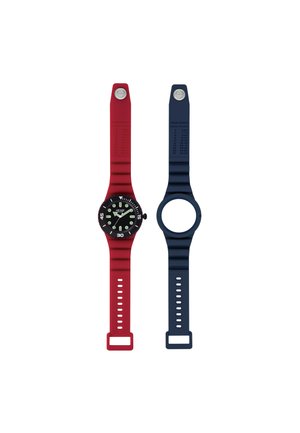 Rødt armbåndsur med sort urskive, der viser tid, og en blå rem uden urskive, begge med metalspænde og vindhastighedsomregninger på remmene.