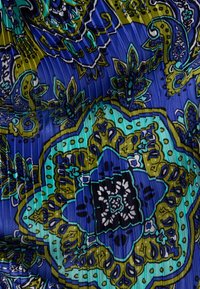 Μπλε και πράσινο ύφασμα με περίπλοκα λουλουδένια και πασλεϊ πρότυπα, με ραβδωτή υφή και στρωματοποιημένο σχέδιο.