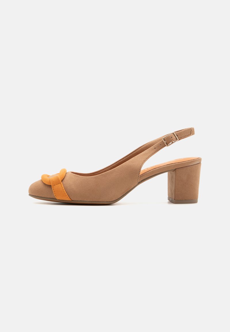 Ruskea mokkanahkainen slingback-korkokenkä, jossa on oranssi korostushihna ja pyöreä kärki. Ominaisuuksiin kuuluu palikkakorko ja teksturoitu materiaali.