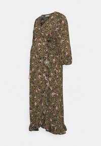 Vestido maxi em verde-azeitona com padrão floral em rosa, design envolvente, mangas longas bufantes, bainha com babados e textura de tecido leve.